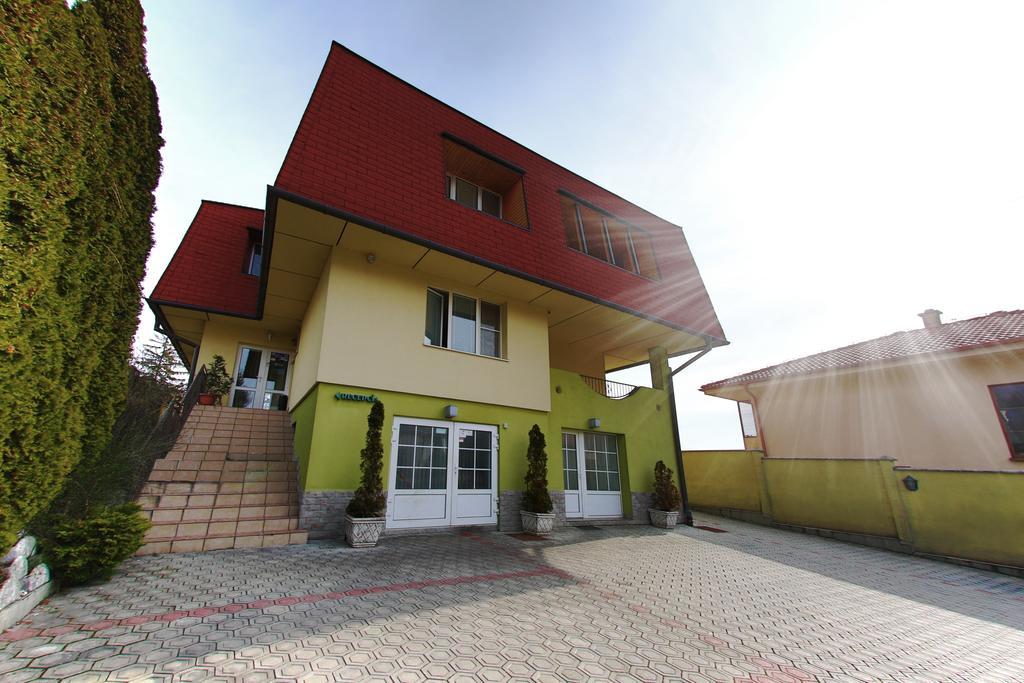 Penzion Tofi นิตรา ภายนอก รูปภาพ